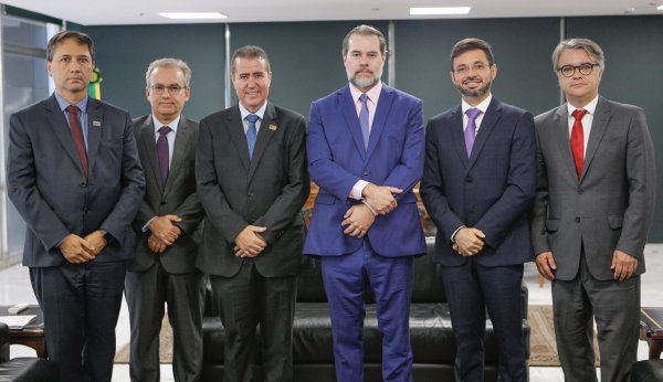 Prefeitos pedem ao presidente do STF atenção à judicialização da saúde nos municípios