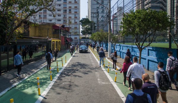 Rua Joel Carlos Borges, em São Paulo, após intervenção para garantir mais segurança e acessibilidade aos pedestres