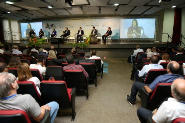 Prefeita Raquel Lyra participa do Congresso da Assemae
